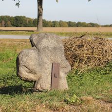 Mord- und Sühnekreuz bei Schulstraße 2 (B 96, Abzweig nach Luga)