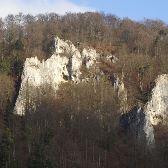 Felsenlabyrinth: a)Felsenbank, b)Küssende Sau, c)Achtaler Fels, d)Kreuzfels, e)Brillenhöhle