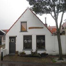 Pandje onder zadeldak tegen gepleisterde puntgevel