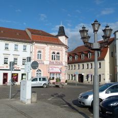 Wohnhaus (mit Gedenktafel für Heinrich Zille) in halboffener Bebauung und Ecklage Markt 11