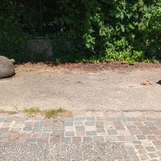 Zwei kleine hölzerne Objekte.