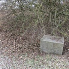 Rozvalené části kříže na rozcestí v západním okraji Blažimi