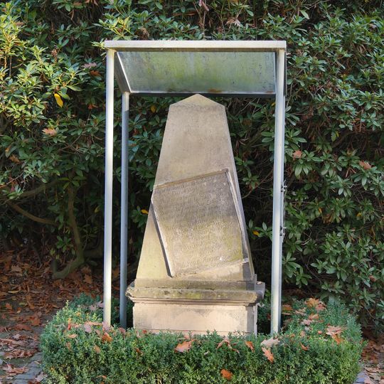 Sandstein-Obelisk August von Hobe