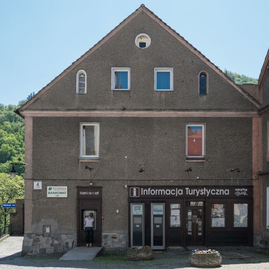 Ratusz i szkoła , ob. dom mieszkalny