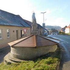 Kašna se sochou svatého Jana Nepomuckého na náměstí v Kamenici