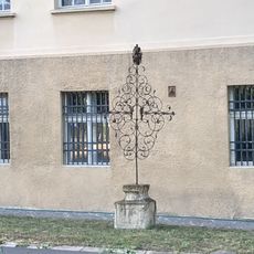 Kříž u Oblastního muzea v Mostě