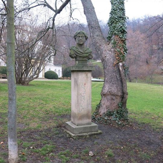 Busta antického stylu v zahradě Kinských u Národopisného muzea
