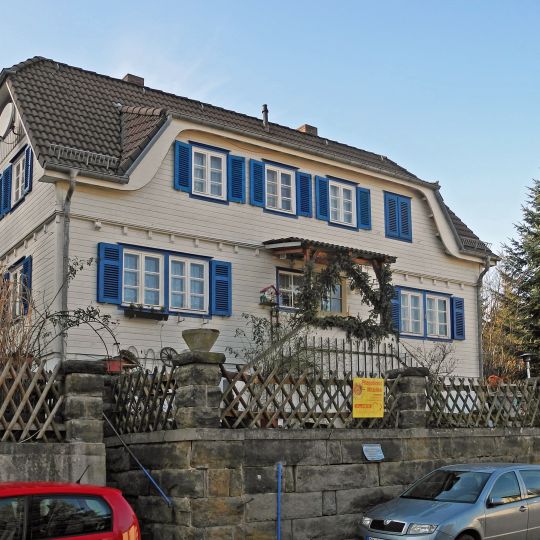 Wohnhaus in offener Bebauung, mit Stützmauer und Garage Emil-Lange-Straße 4