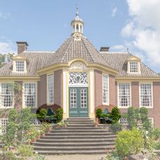 De Wiersse: banken en ronde tafeltjes