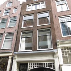 Pand met gevel onder rollagentop