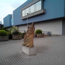 Socha u obchodního centra v Chomutově