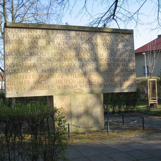 Pomník padlým v druhé světové válce v parčíku u ulice Běchorské v Praze 20