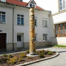 Dřevěný pomník Aleši Hrdličkovi před muzeem v Humpolci