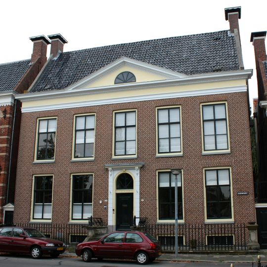 Vijf traveeën breed pand met tympaan