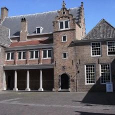 Rechts naast de Statenzaal pand met verdieping en schilddak