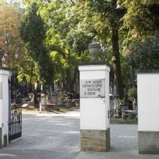 Ogrodzenie z 4 bramami