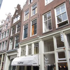 Pand met gevel onder rollagentop