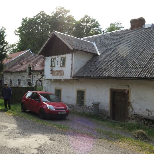 Vodní mlýn Paseka s kapličkou v oplocení