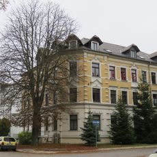 Mietshaus in offener Bebauung in Ecklage, mit Vorgarten Joachim-Kändler-Straße 3