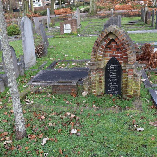 Grave monument for Dirk Lodewijk Baauw and his parents: Willem Frederik Baauw and Adriana Gijsberdina van der Swart