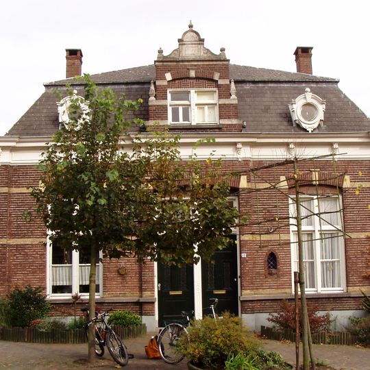 Woonhuis bestaande uit doodgraverswoning en kosterhuis