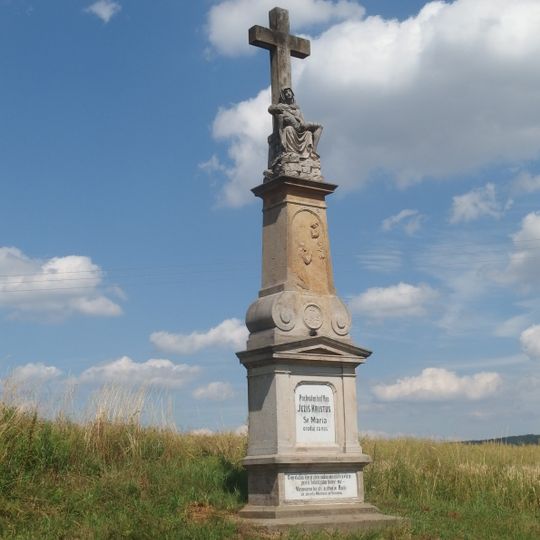 Kříž s Pietou u Janoslavic vedle silnice