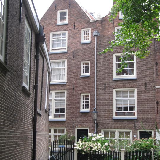 Pand met onregelmatig gevormde puntgevel waarin goede late roedenverdeling