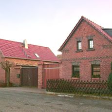 Wohnhaus und Hofmauer eines Bauernhofes Lindenweg 19 (Kühnicht)