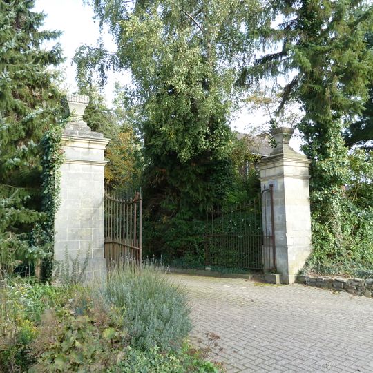 Ence pillars with vases in meadow Kenkersweg