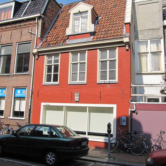 Pand onder hoge dwarskap waarvoor Vlaamse top in dakkapel gewijzigd