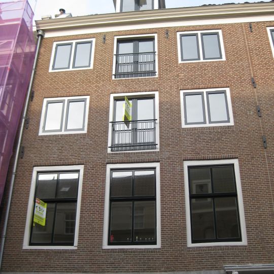 Huis onder dwars dak waarin dakkapel