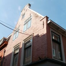 Hoekpand onder zadeldak tegen topgevel