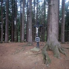 Kříž v lese východně od Nové Cerekve