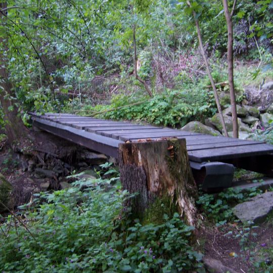 Lávka turistické stezky podél Lužnice přes potok pod keramičkou v Bechyni