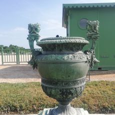 Vase avec hures de sanglier et bustes bicéphales