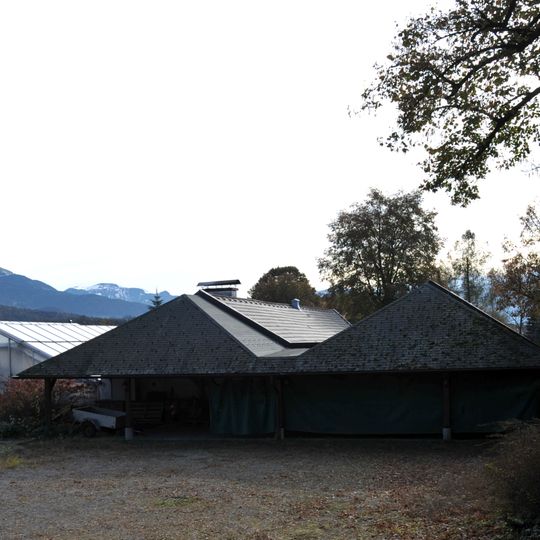 Nebengebäude von Schloss Rif mit Umfassungsmauer