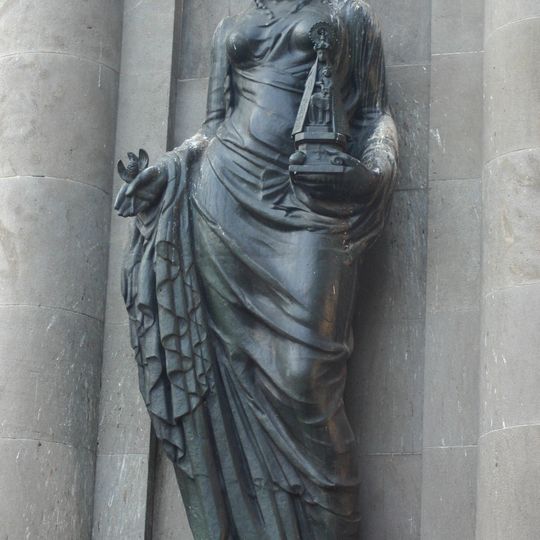 Dona amb imatge de la Mare de Déu