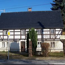 Wohnstallhaus, Seitengebäude und Handschwengelpumpe Pulsnitztalstraße 56 (ehemals Pulsnitzer Straße 9)