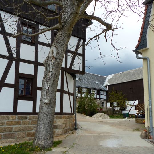 Zwei Seitengebäude eines Vierseithofes Ferdinand-von-Schill-Straße 44