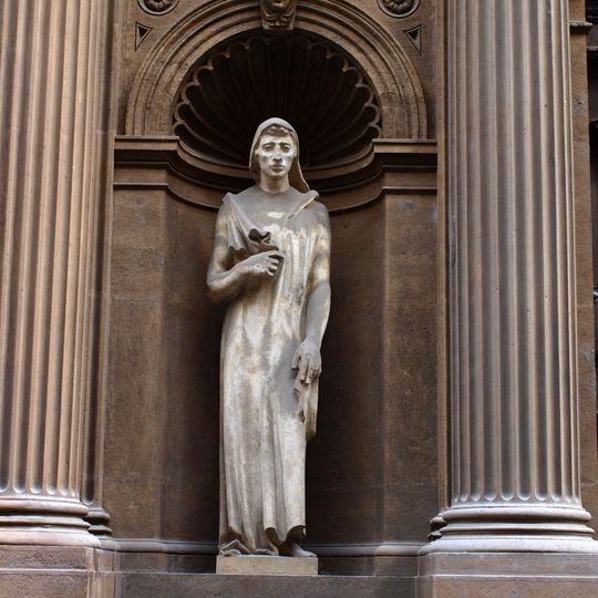 Socha muže u vchodu do Schebkova paláce v Praze