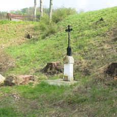 Kříž u cesty k domu 15 v Dolním Falknově