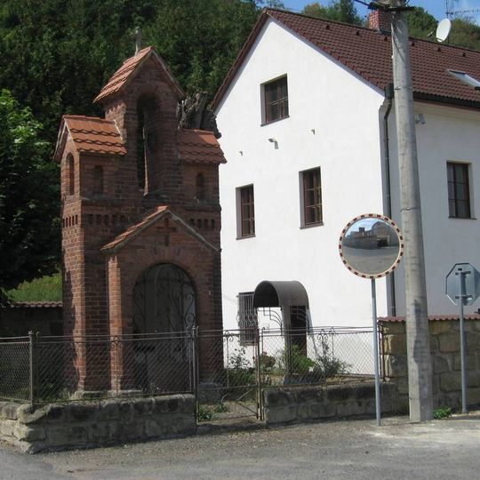 Kaple ve středu Dolního Cetna u silnice na Bezno