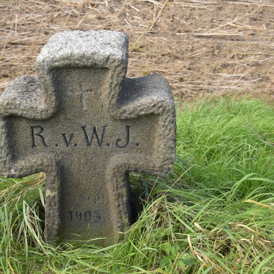 Gedenkstein Hauptstraße, in Richtung Bahnhof